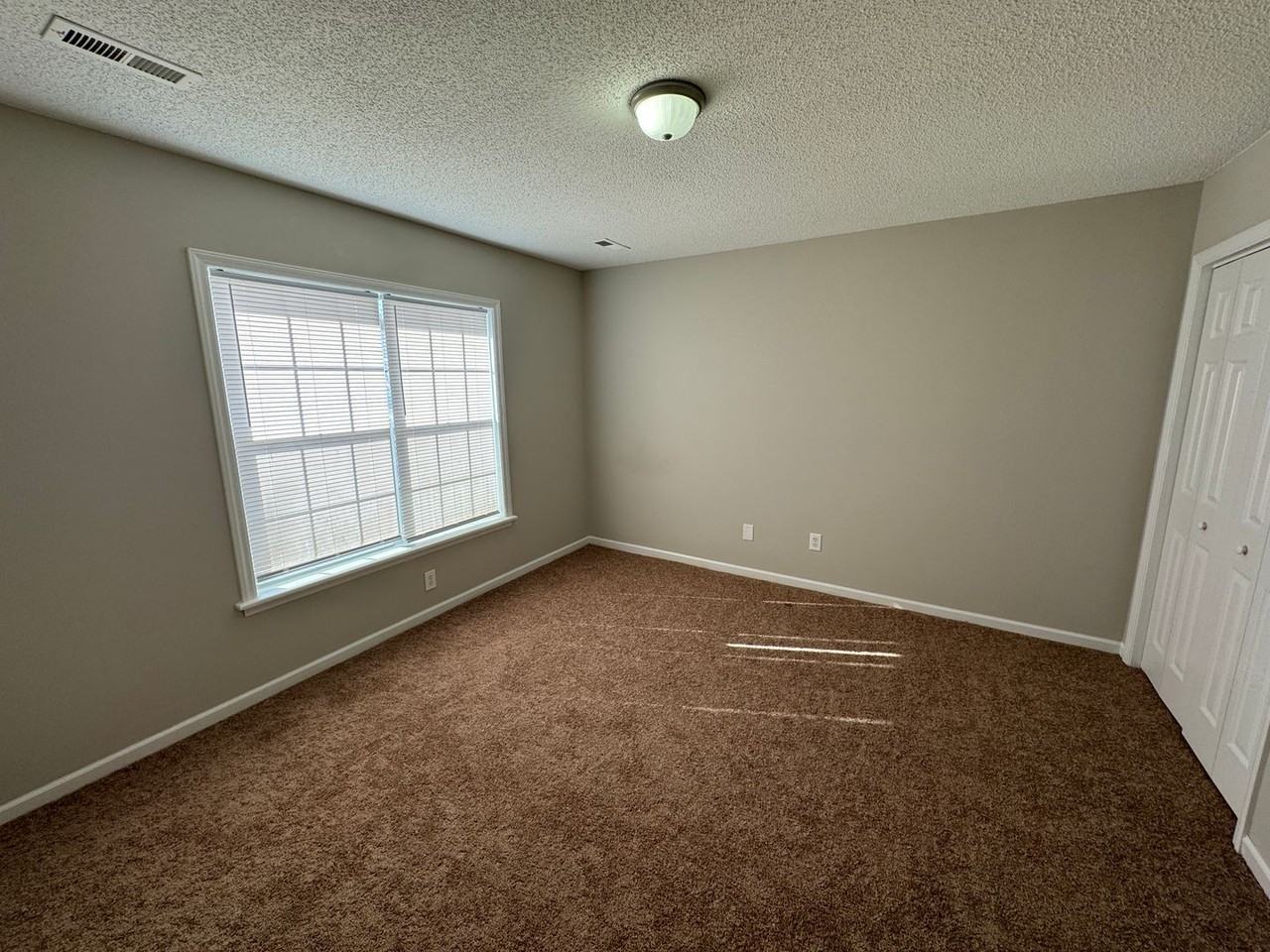 Longview1603 - Photo 2 of 10