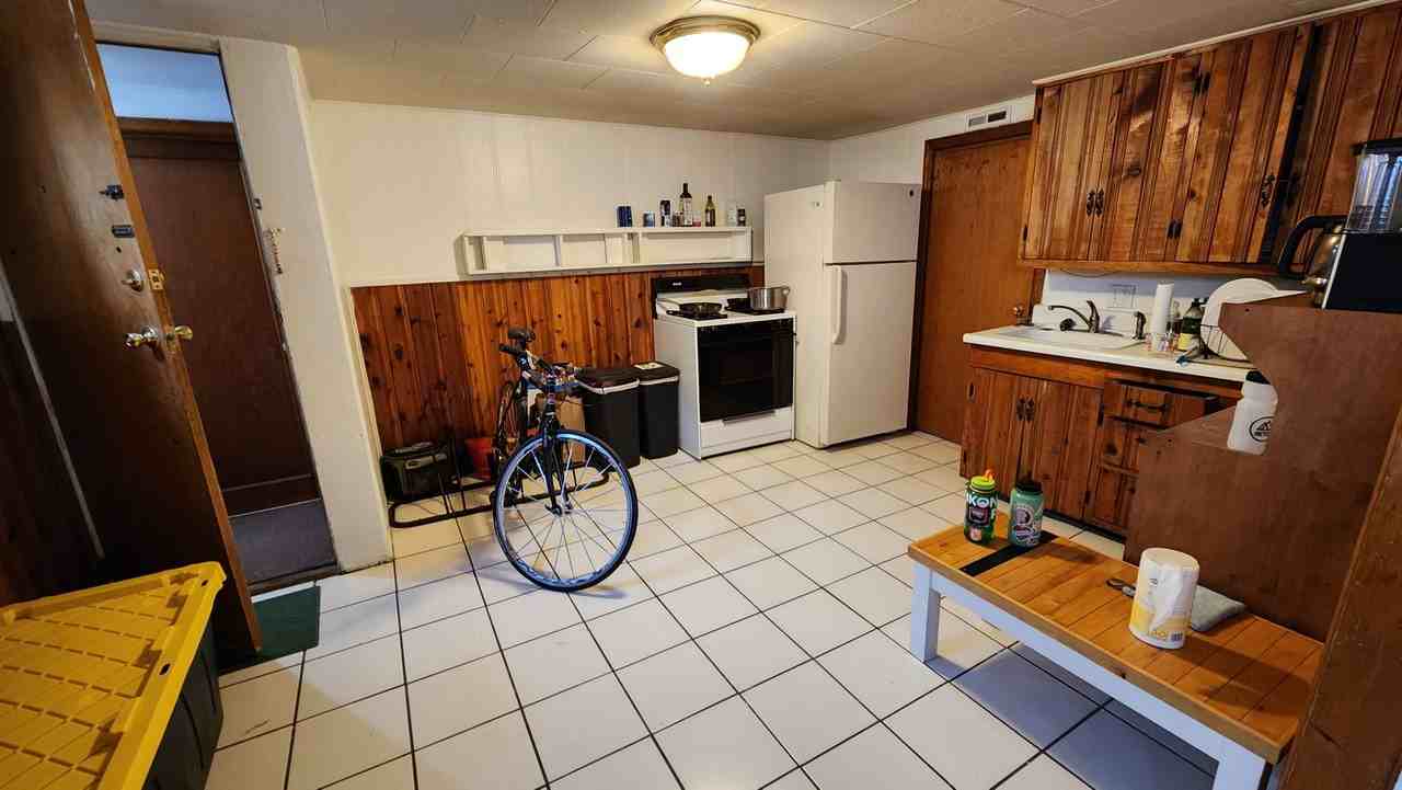 305 SCOTT AVE - Photo 4 of 28