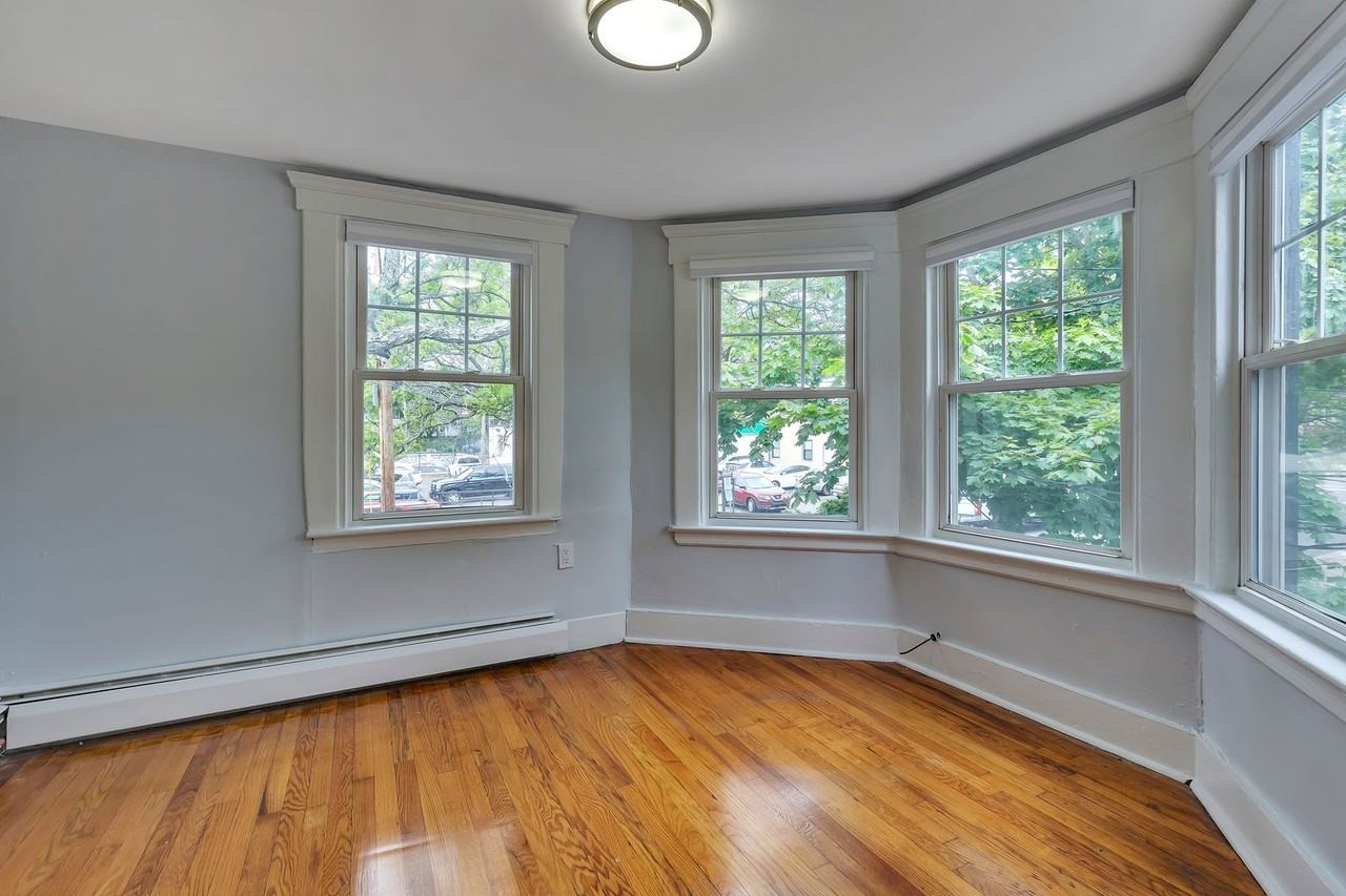 401 Crown Street - Photo 5 of 25