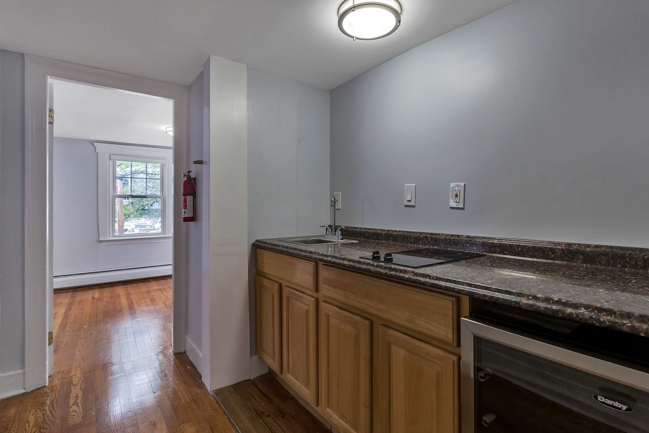 401 Crown Street - Photo 7 of 25