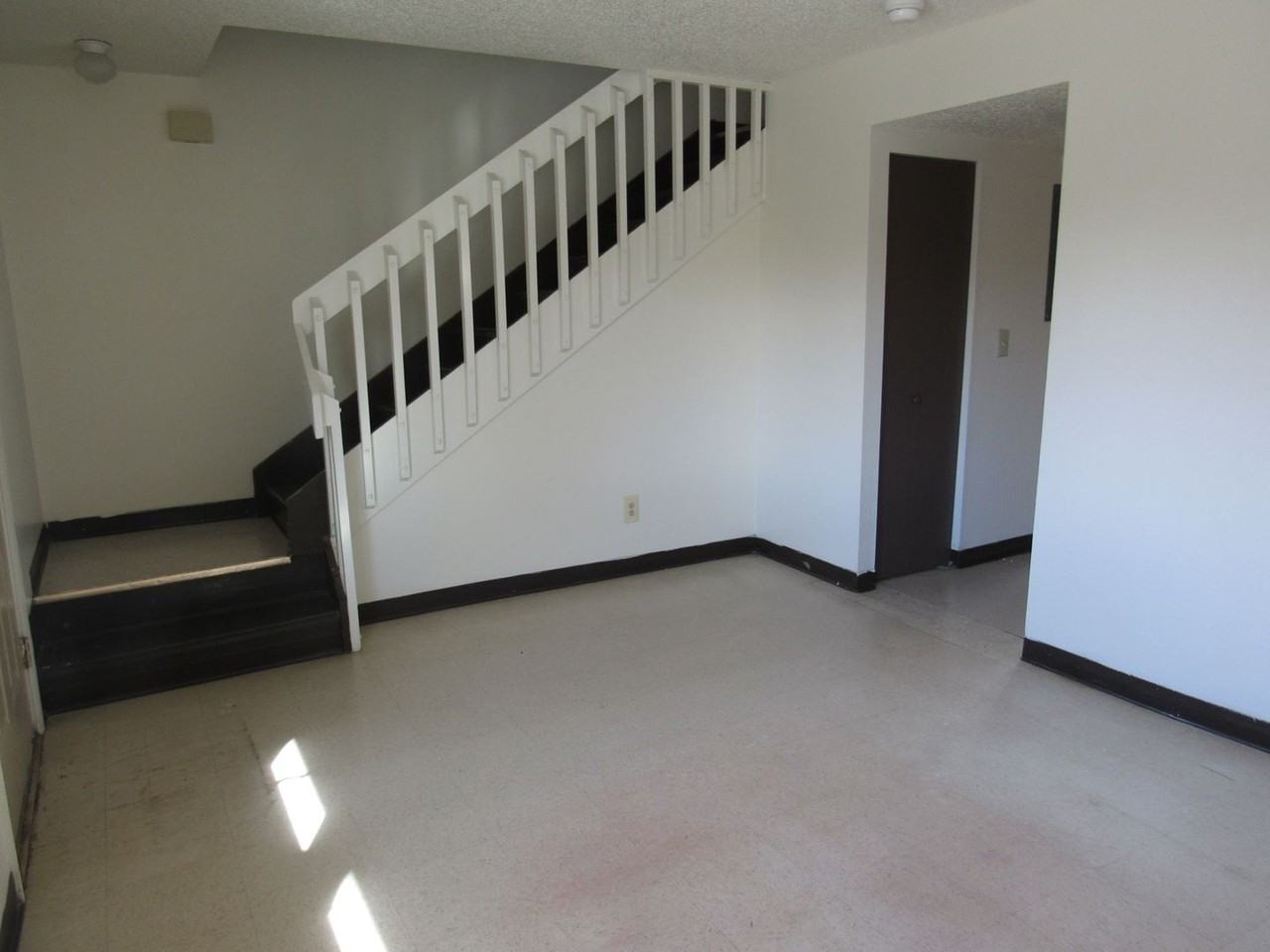 Provence Court Townhouses - Photo 3 of 7