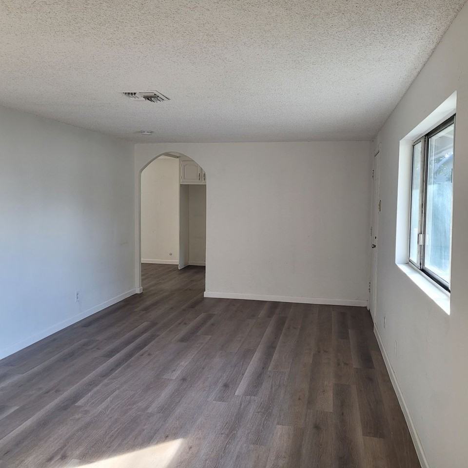 south645/647b - Photo 2 of 9