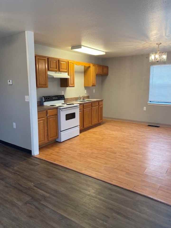 614 Benton - Photo 2 of 8