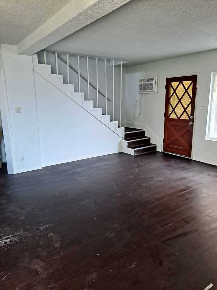 Hullett - Photo 6 of 37