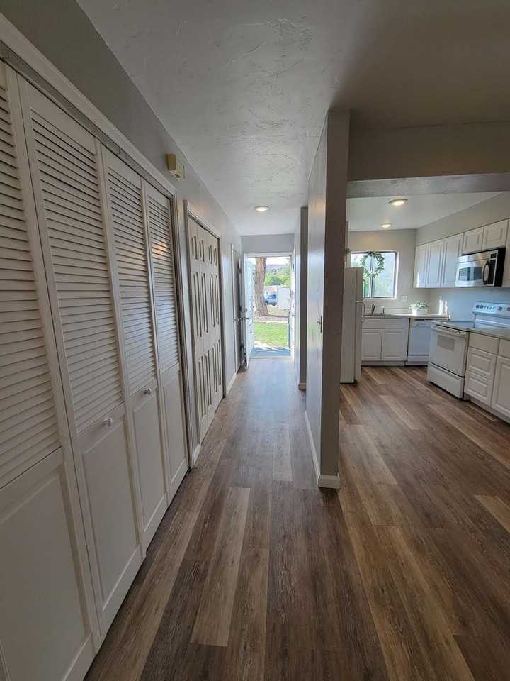 Updated, large 2 bedroom 1.5 bathroom apartment next to Riverbend park! - Photo 3 of 12