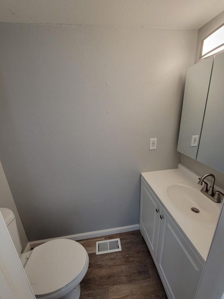 Updated, large 2 bedroom 1.5 bathroom apartment next to Riverbend park! - Photo 6 of 12