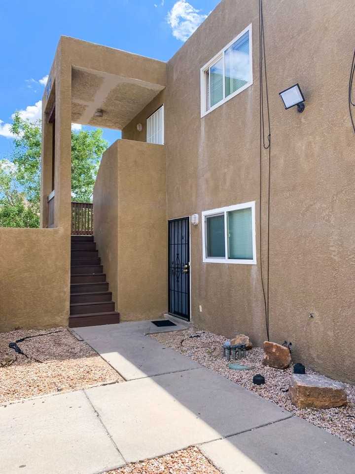 2 Bedroom Fourplex with Fireplace - Photo 3 of 38