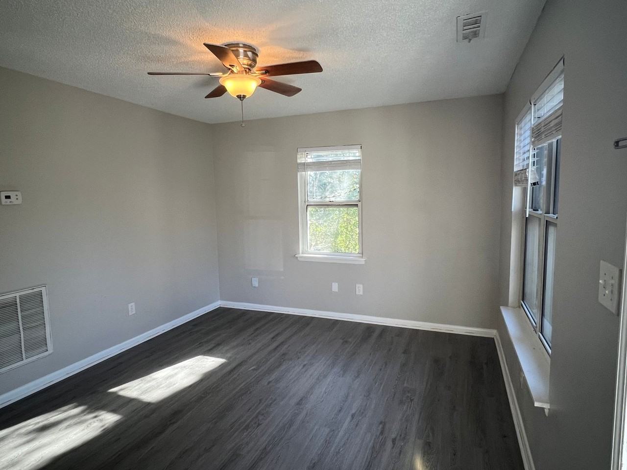 ELLG715 - Photo 2 of 8