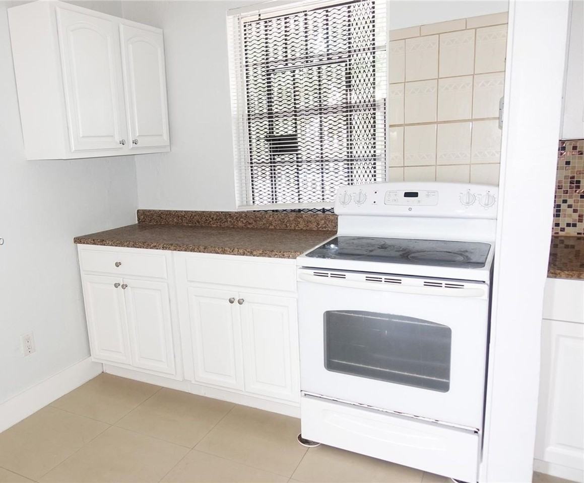 7535 NW 4 CT - Photo 4 of 7