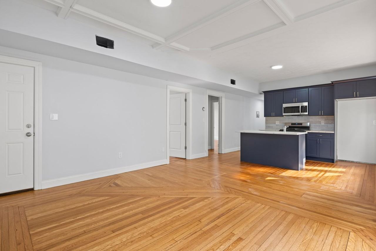 318 Willow St - Photo 5 of 33