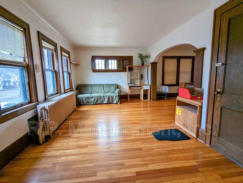 2104 Hartford Ave - Photo 3 of 9