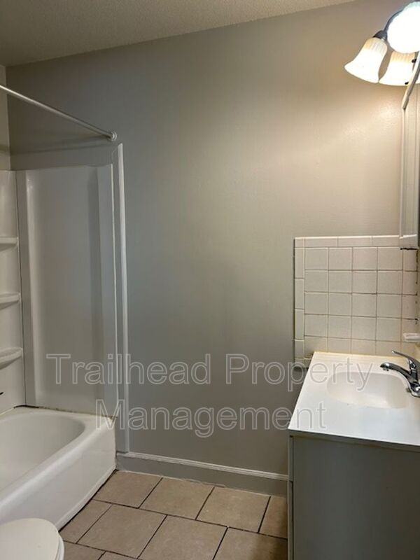 3327 S Oxford Ave #B - Photo 7 of 18