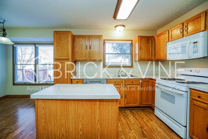 5398 Armour Ct - Photo 3 of 19