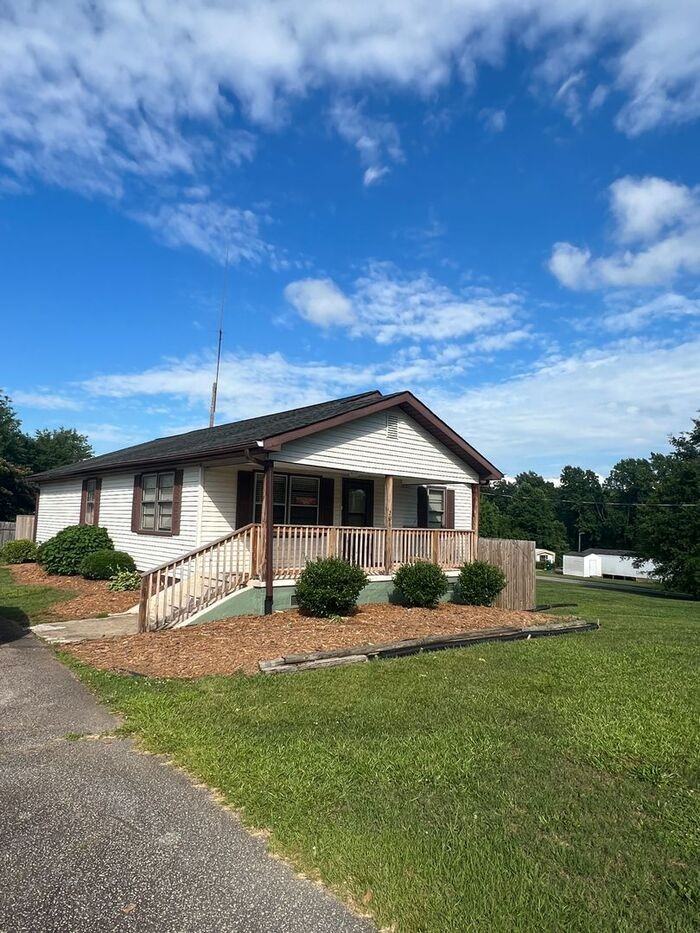 206 Tubbs Mountain Rd, Travelers Rest, SC 29690 3 bedroom House