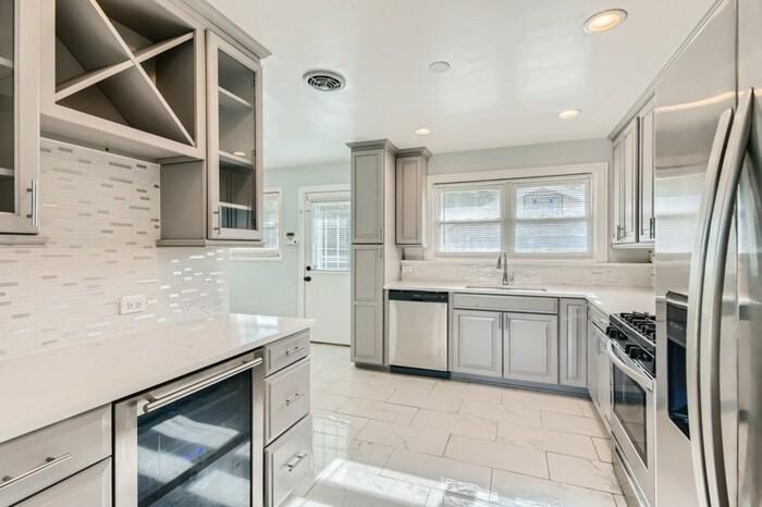 407 N West Ave - Photo 2 of 12