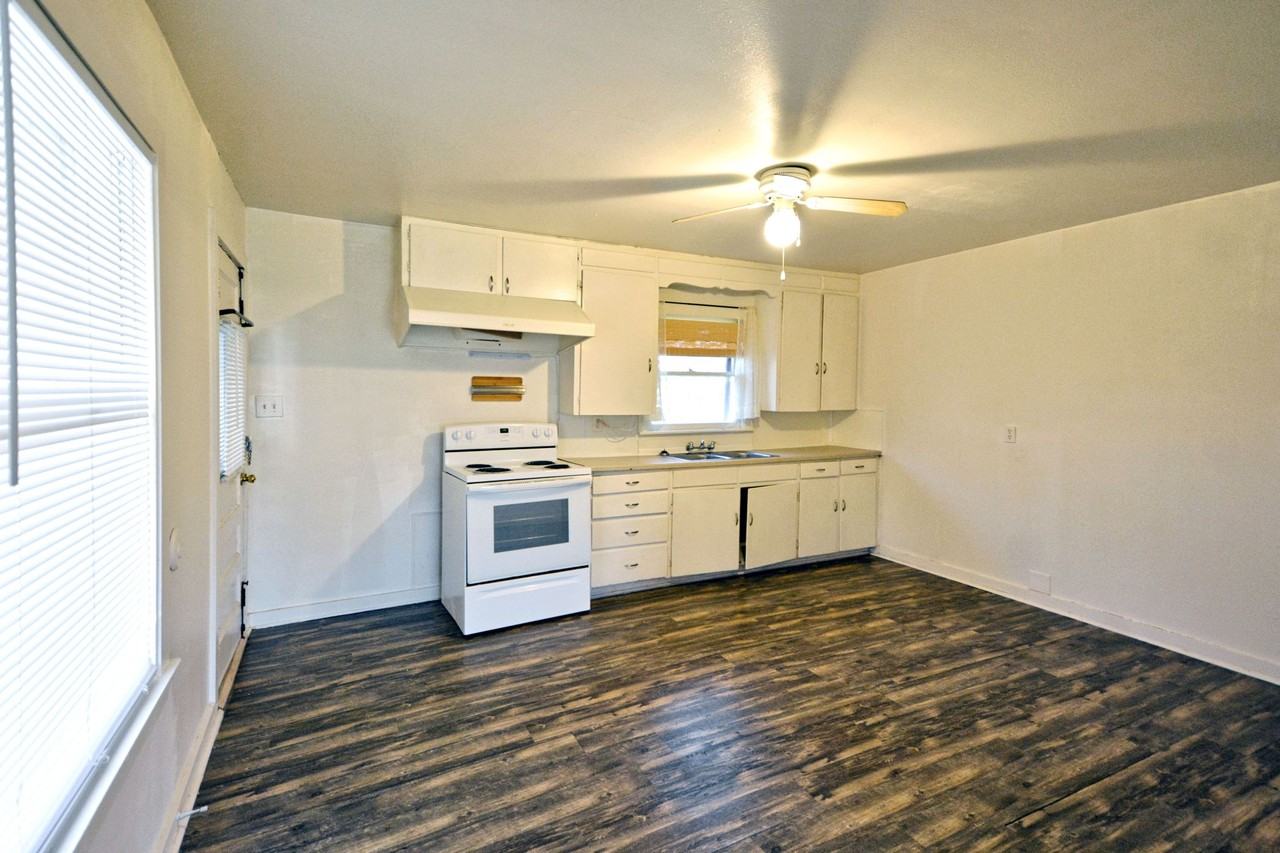 303 E Faust St #1 - Photo 4 of 22