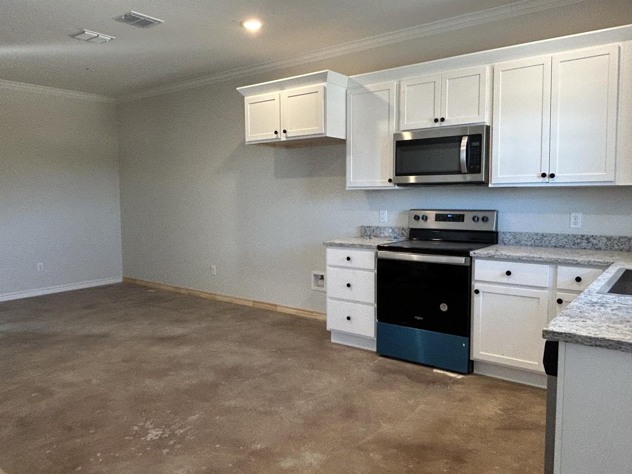 1604 1604 New England Roadunit 0 #0 - Photo 3 of 10