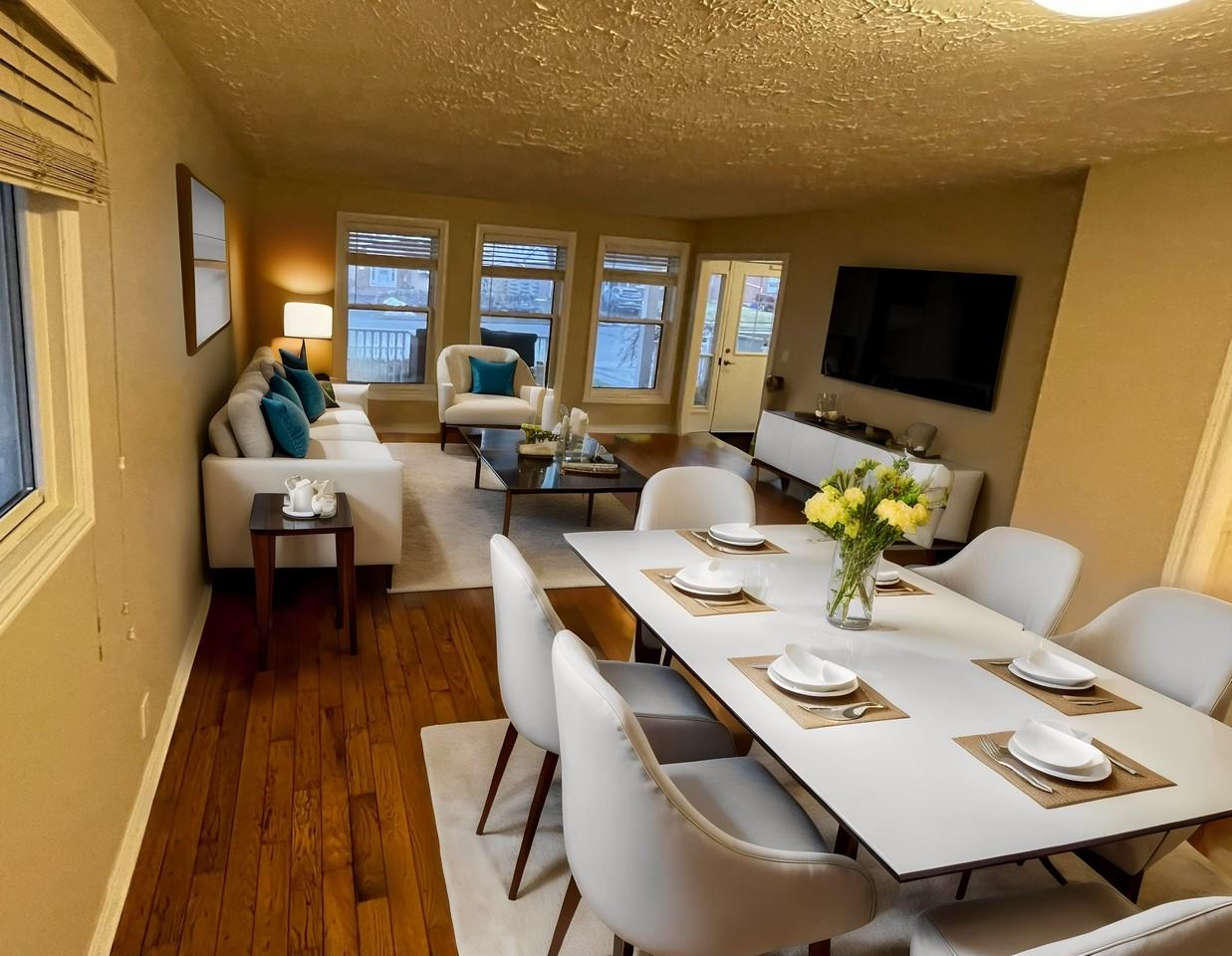 678 Burnham St Uppr - Photo 2 of 9