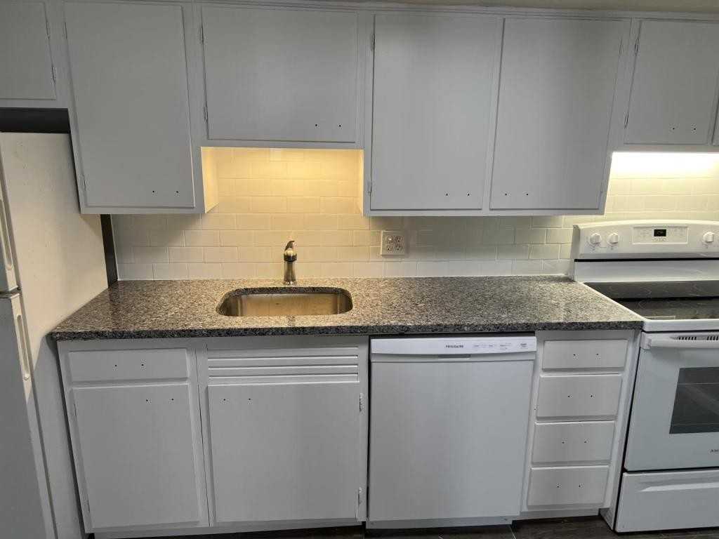 1676 Western Ave Apt 3e - Photo 2 of 7