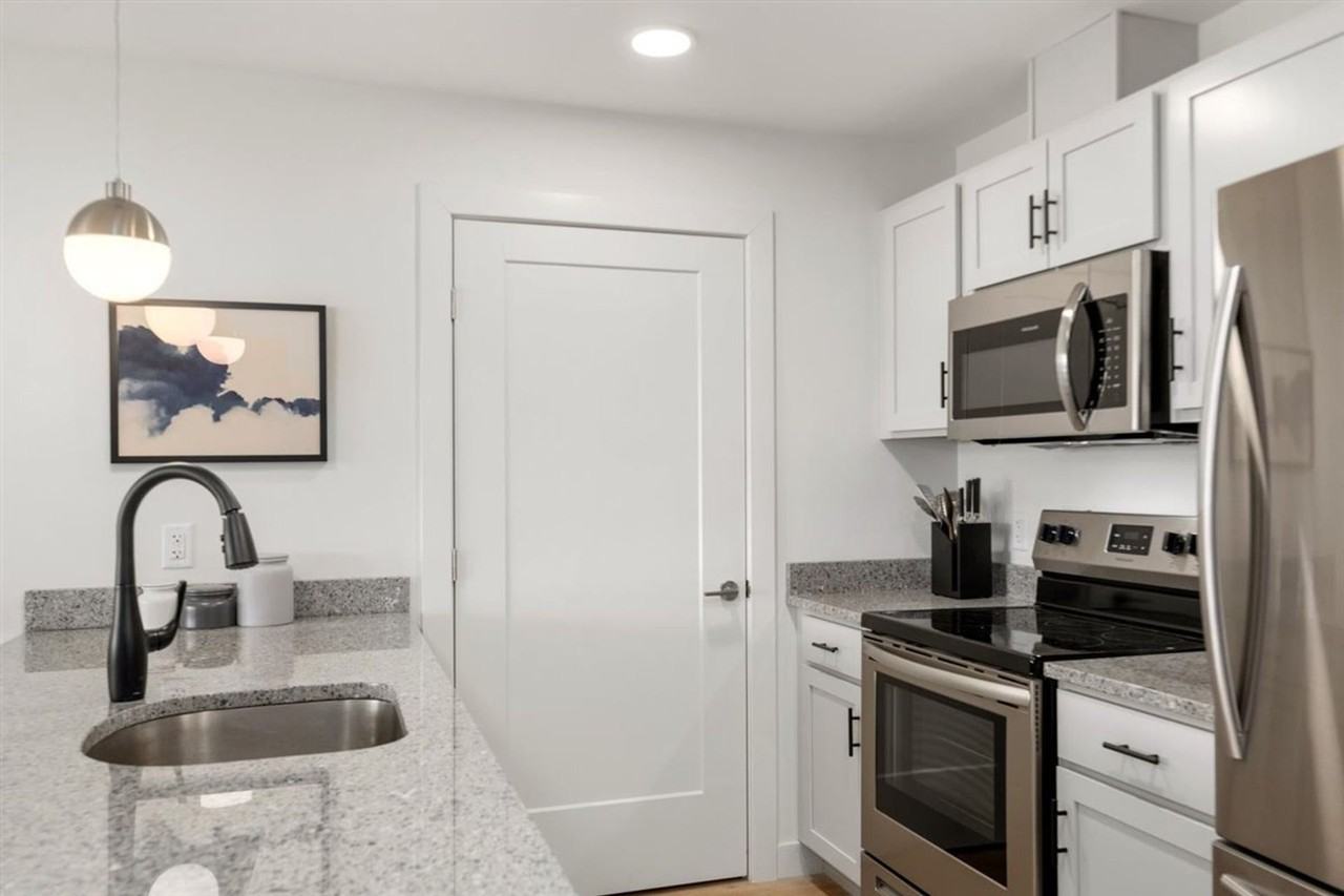 Brand New Luxury Apartments - Photo 2 of 9