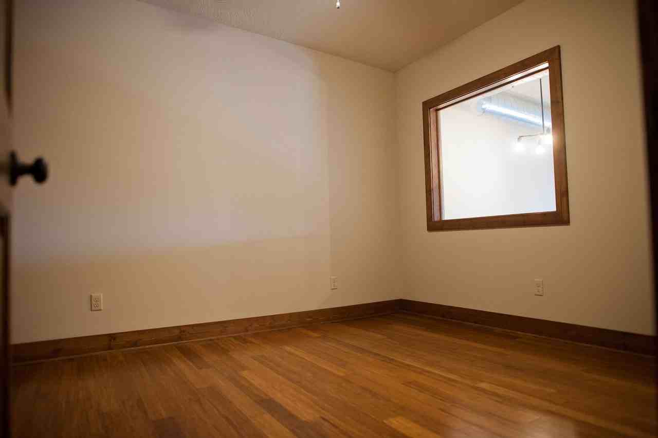 518 W College St - Photo 4 of 10