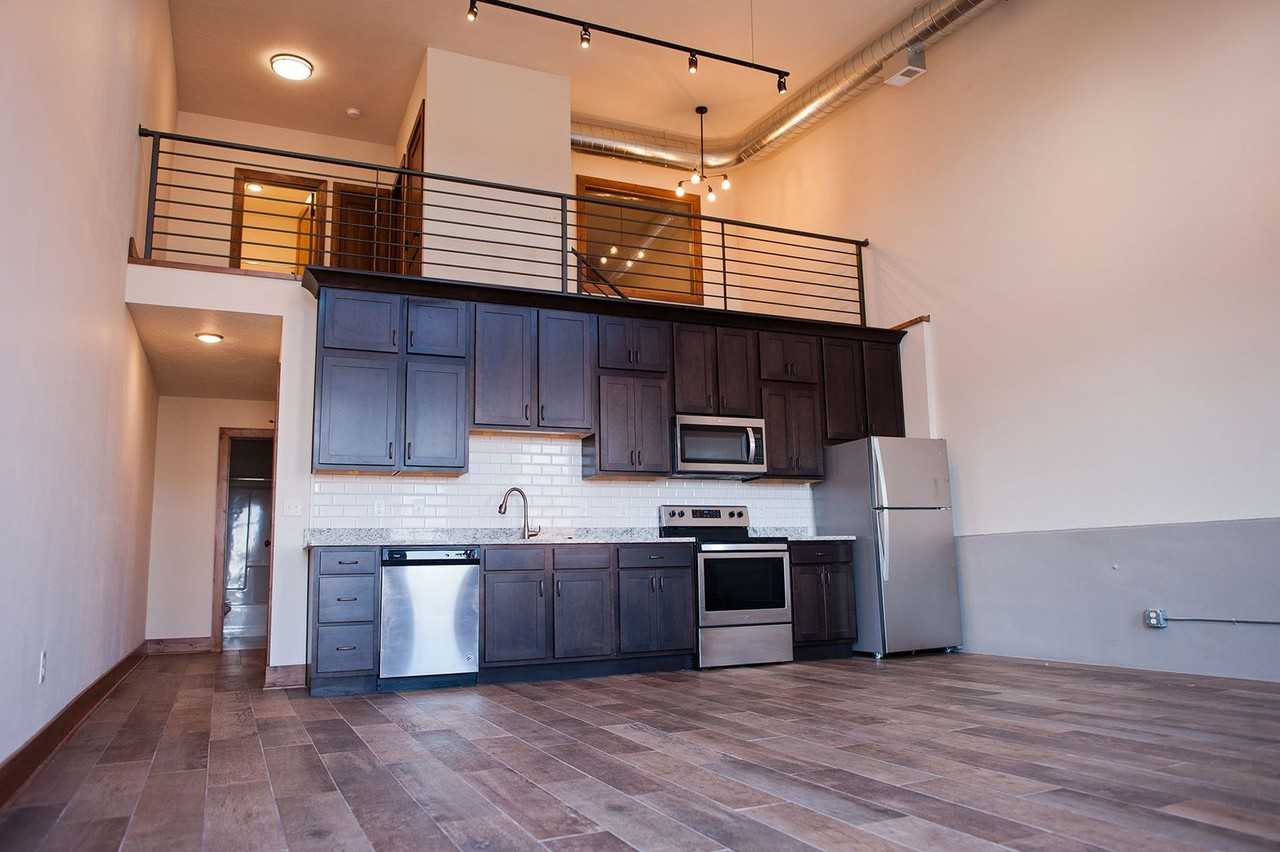 518 W College St - Photo 5 of 11