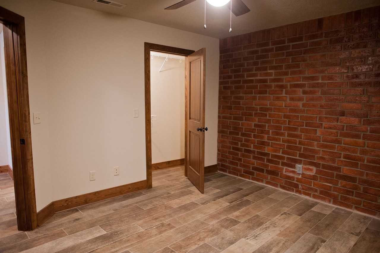 518 W College St - Photo 6 of 10