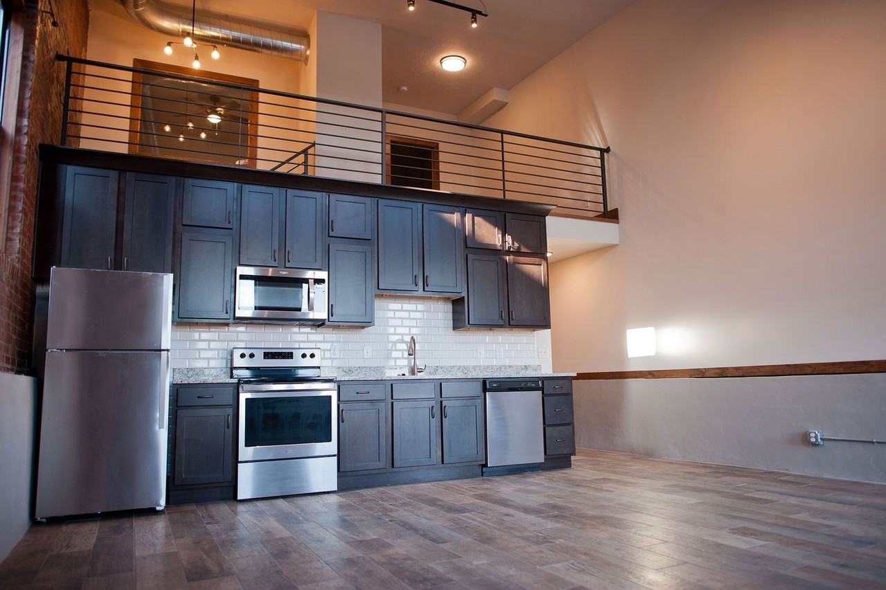 518 W College St - Photo 7 of 10