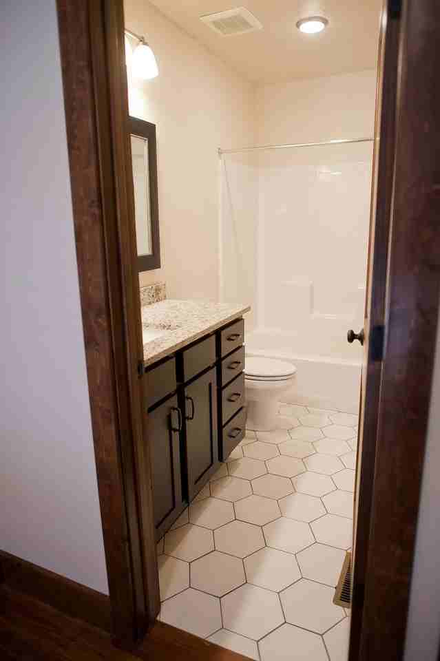 518 W College St - Photo 2 of 10