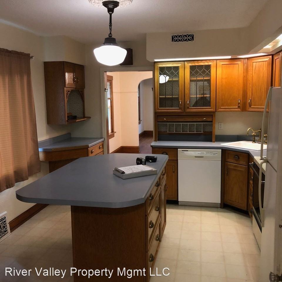 1104 S Barstow Street - Photo 2 of 9