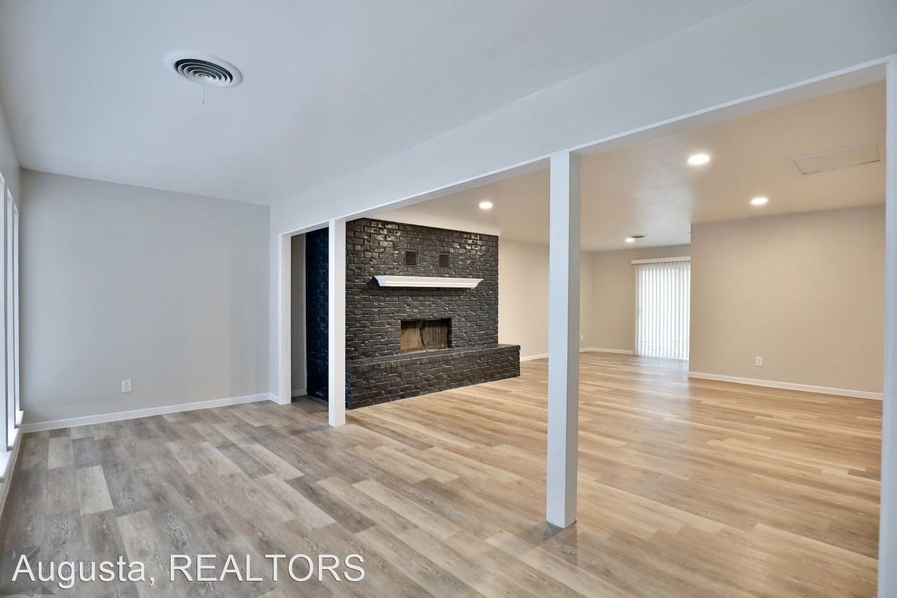 2610 Susan St - Photo 3 of 27