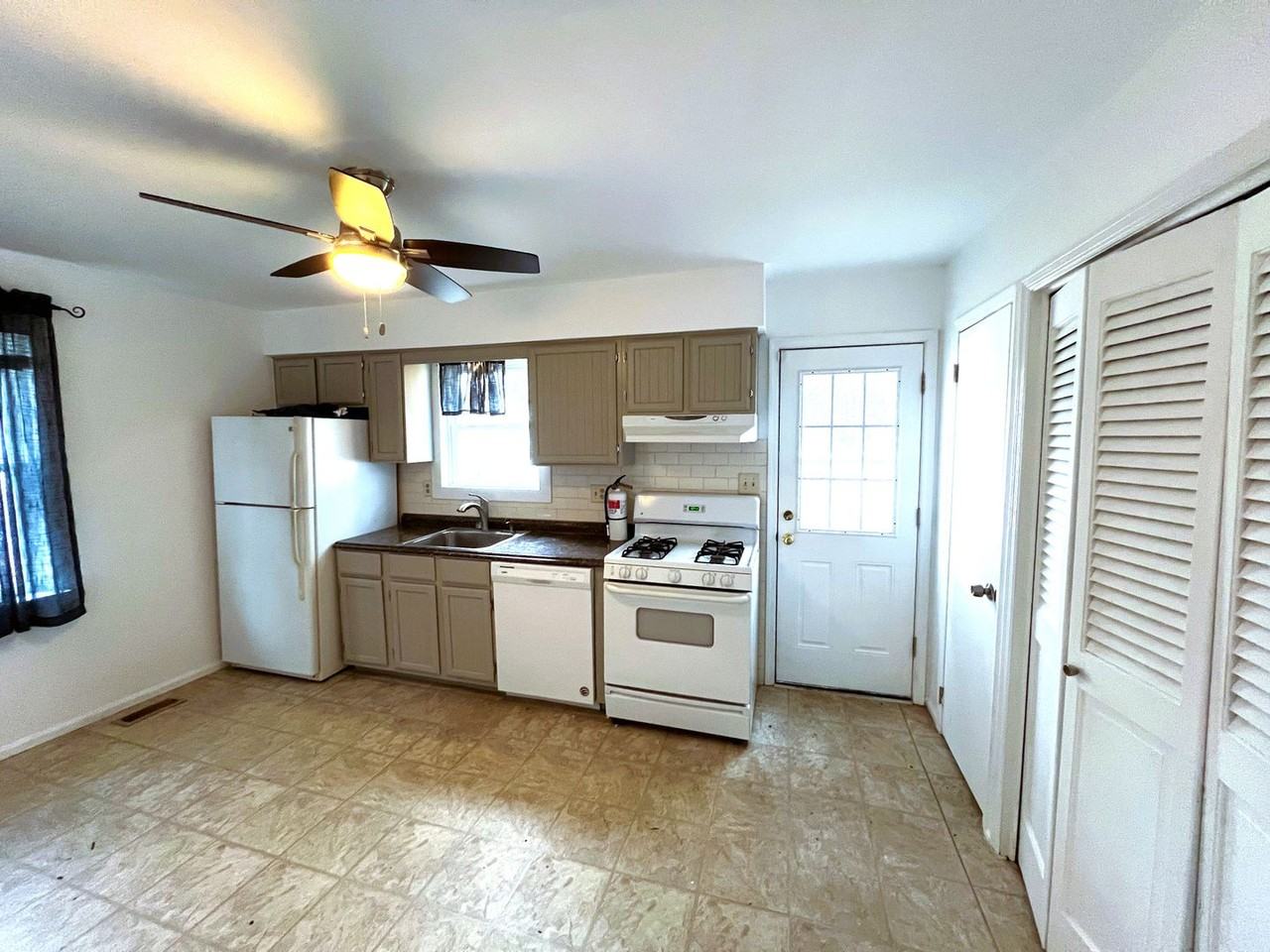 MJC: 1598-1600 Dorsett Dock Rd - Photo 3 of 8