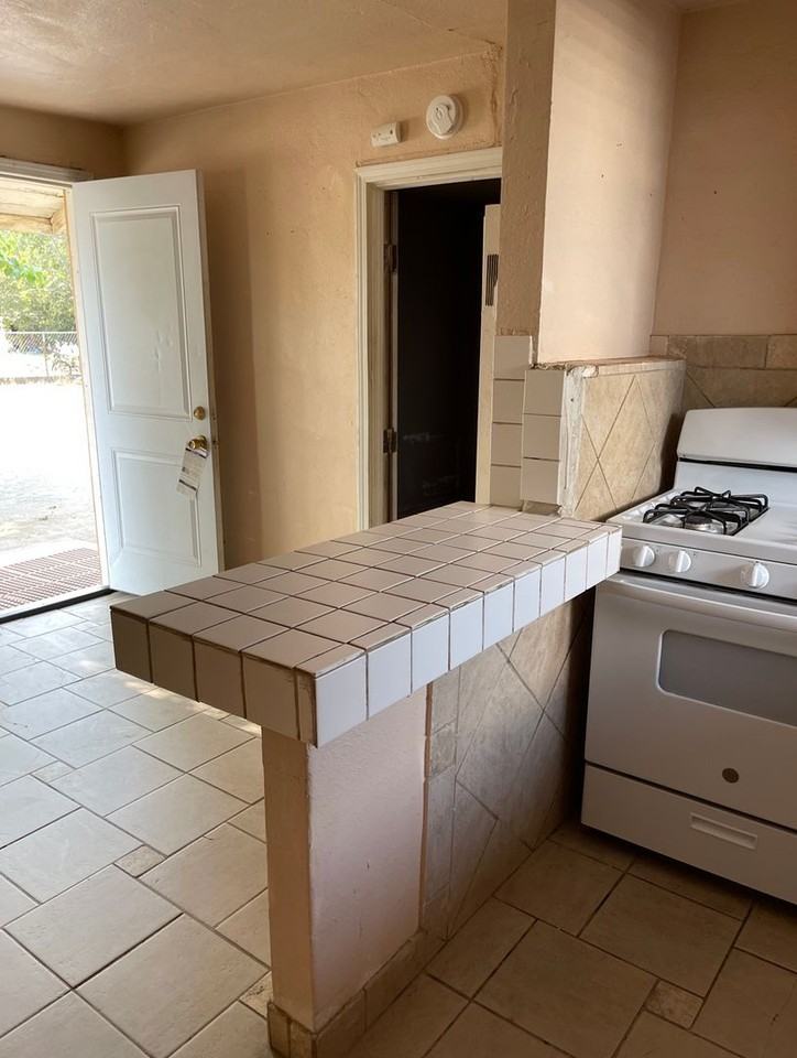 E. Cleo Apartments 919 Cleo Ave, Porterville, CA 93257 Zumper