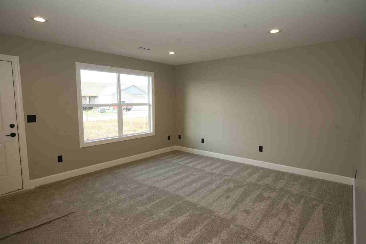 11802-11804 Ridgeway Drive - Photo 3 of 10