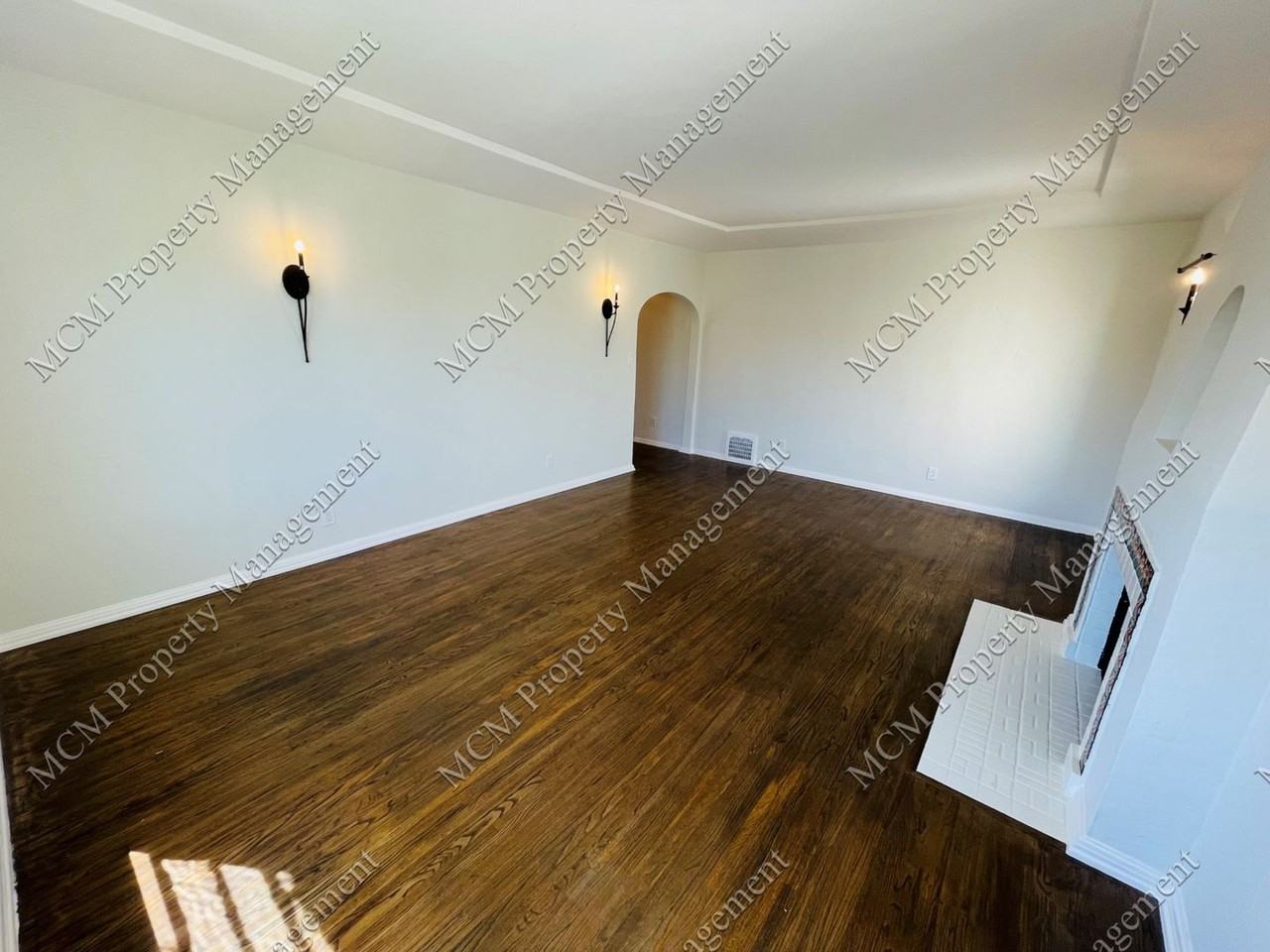 660-8137 BLACKBURN AVE - Photo 3 of 25