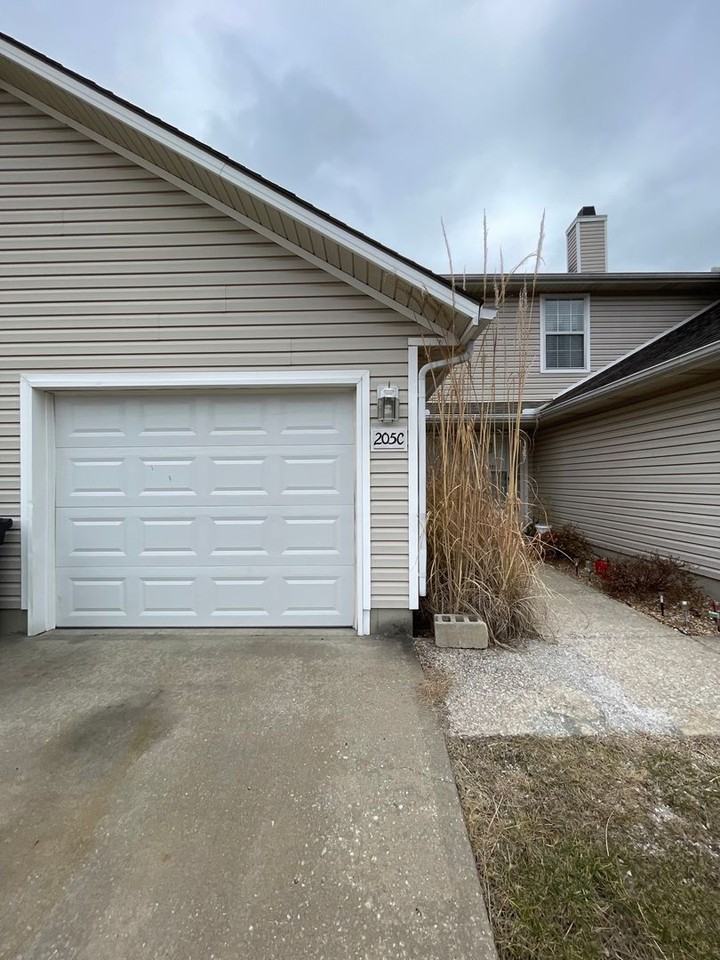 205 NE Dogwood Street - Photo 2 of 15