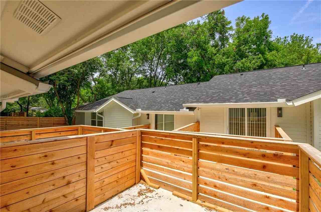 511 E 50th St - Photo 4 of 35