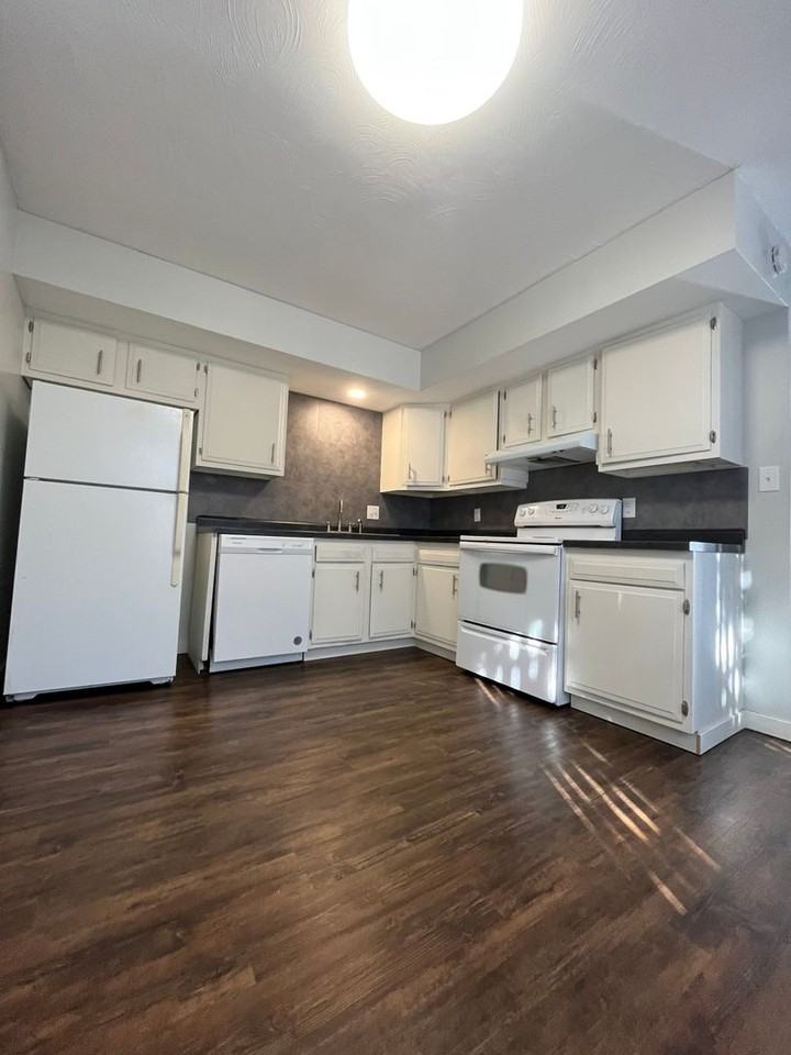 440 Moffitt (Seward) - Photo 2 of 8