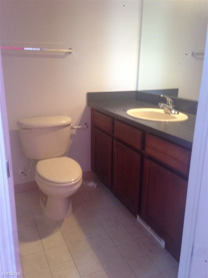 22095 Parkview Dr - Photo 2 of 11