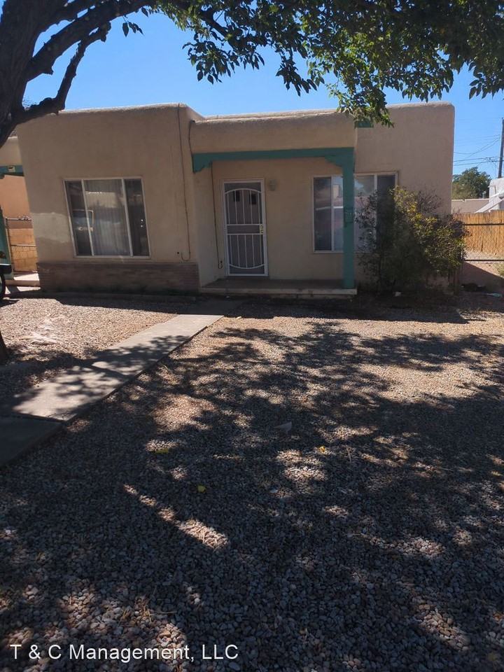 One bedroom duplex with a Garage Apartments 315 Truman St Ne