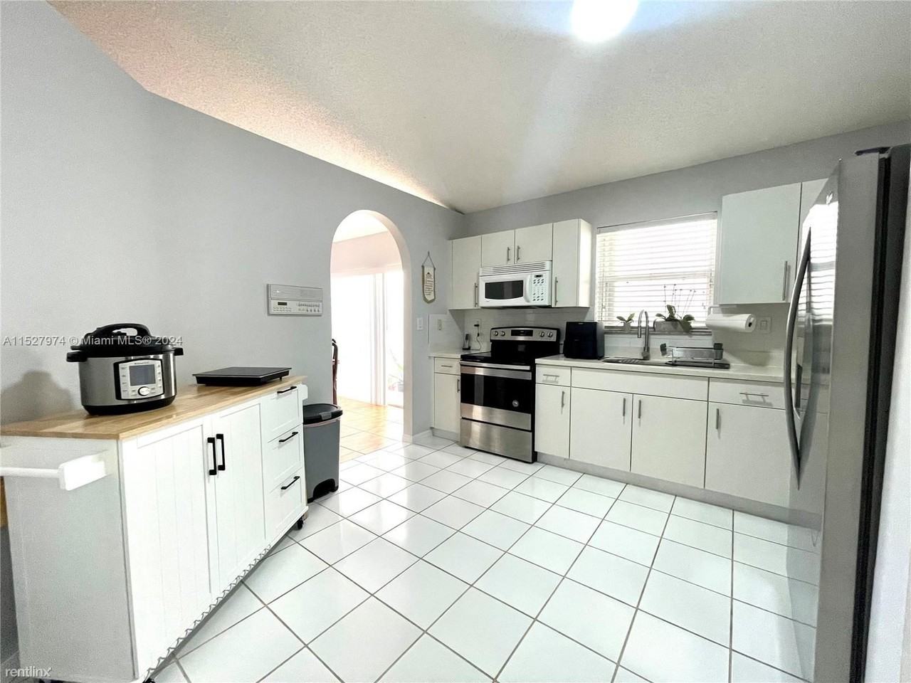 9929 Nw 29th Ter - Photo 2 of 16