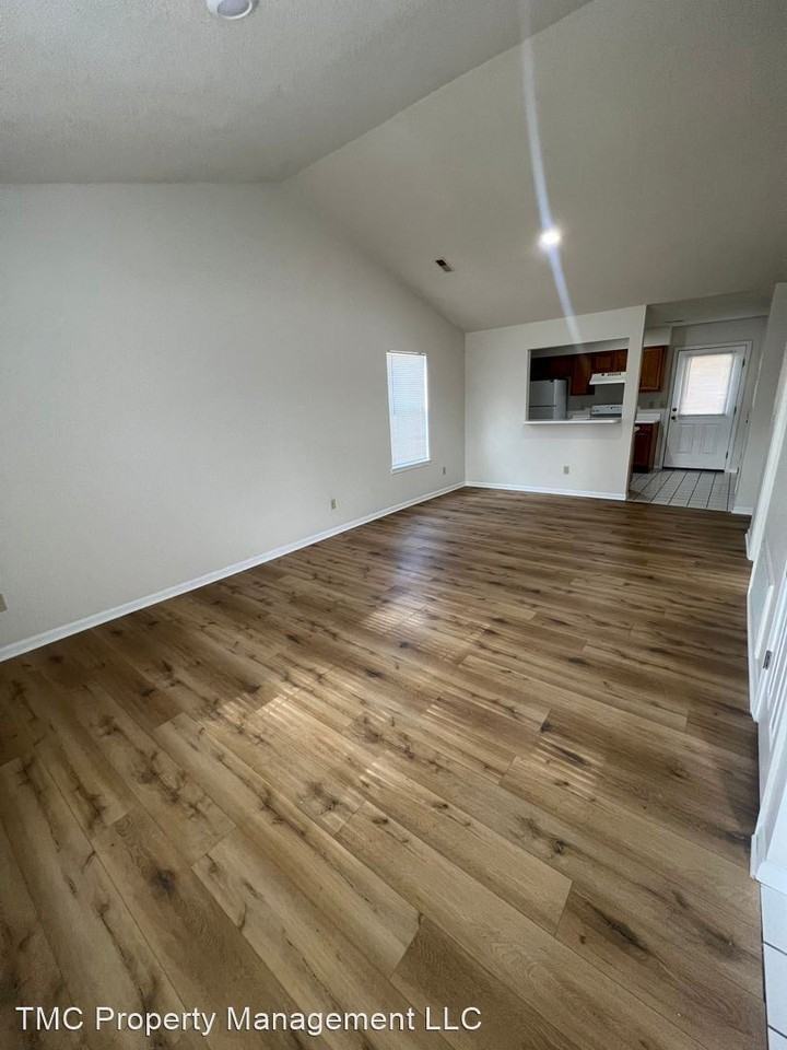 655-657 W. Country Squire Ct. - Photo 3 of 19