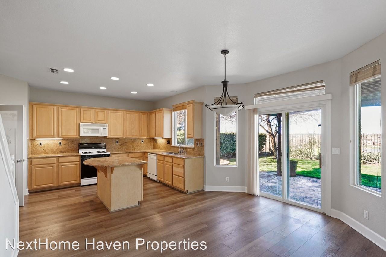 1888 Ardfern Way - Photo 3 of 17