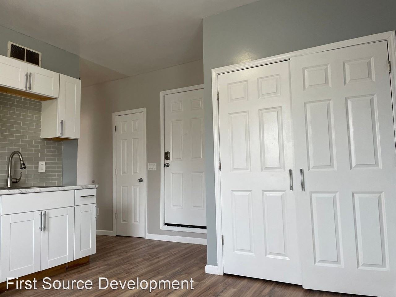 1055 South Plymouth Avenue - Photo 2 of 10