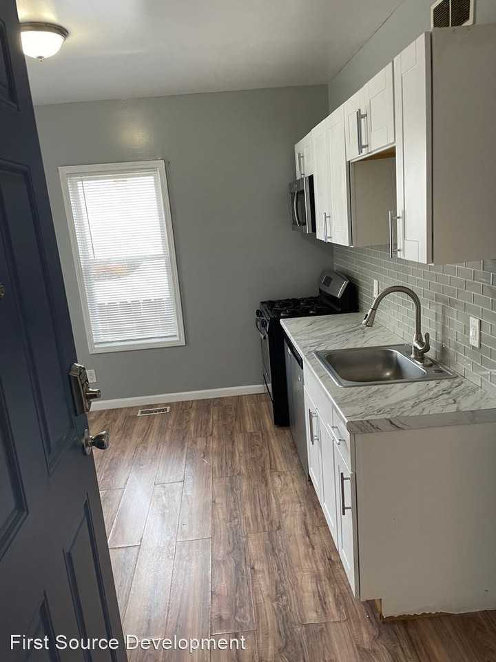 1055 South Plymouth Avenue - Photo 3 of 10