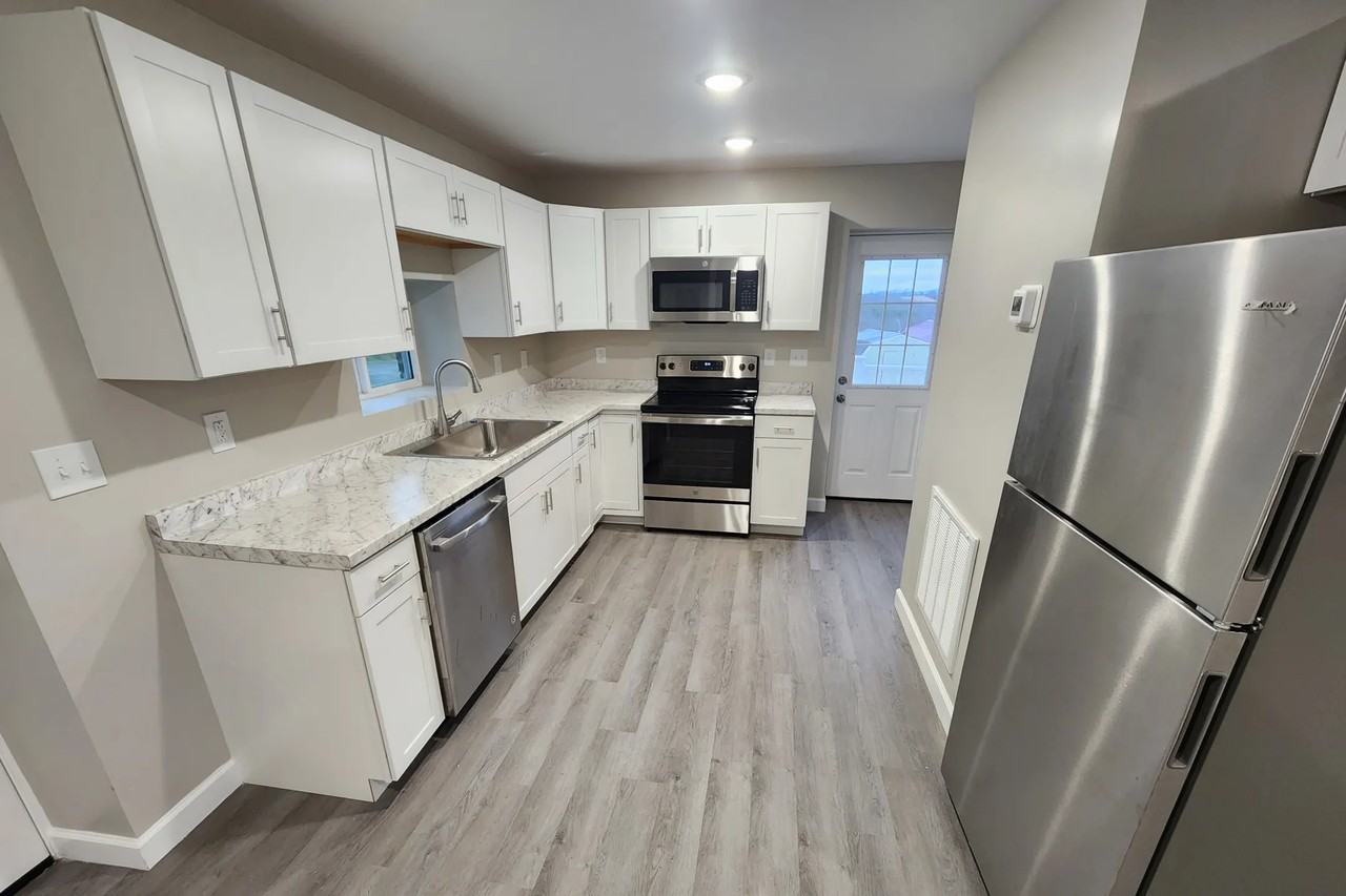 6888 Lee Hwy - Photo 3 of 8