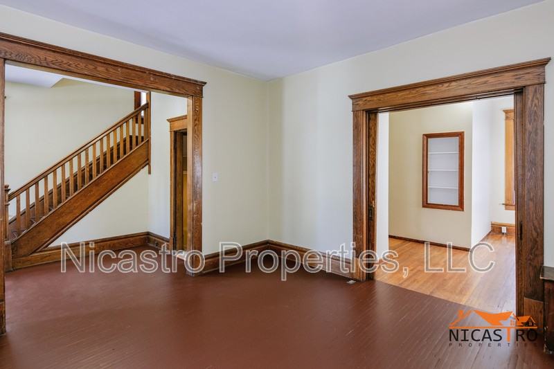 2064 Indianola Ave - Photo 7 of 46