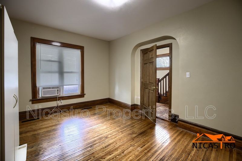 2254 Indianola Ave - Photo 6 of 39