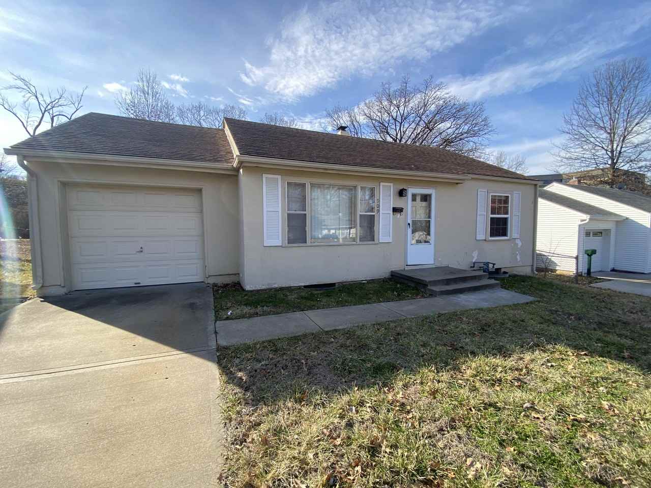 909 E 100th Ter, Kansas City, MO 64131 2 Bedroom House for 1,150/month