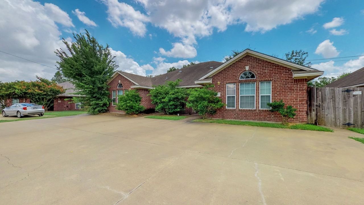 1429 Western Oaks Ct - Photo 2 of 32